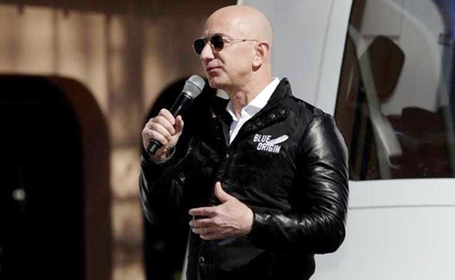  Jeff Bezos trong một sự kiện của hãng du lịch vũ trụ Blue Origin. Ảnh: Reuters