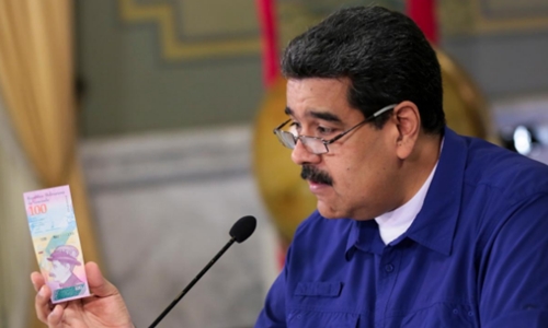  Tổng thống Venezuela - Nicolas Maduro giới thiệu tiền mới trong cuộc họp hôm qua. Ảnh: Reuters