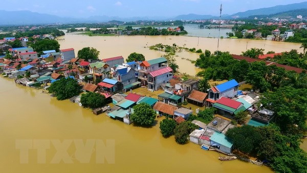 Đến ngày 25/8, nhiều điểm dân cư ở thôn Bùi Xá, Chương Mỹ, Hà Nội vẫn chìm trong nước lũ. (Ảnh: Nguyễn Thắng/TTXVN)