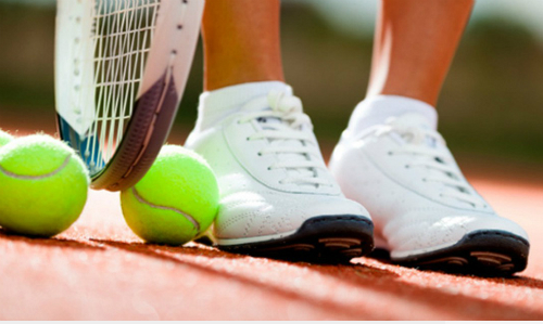  Giày, vợt tốt để chơi tennis có giá tiền không rẻ. Ảnh: NewEnglandsealcoating.