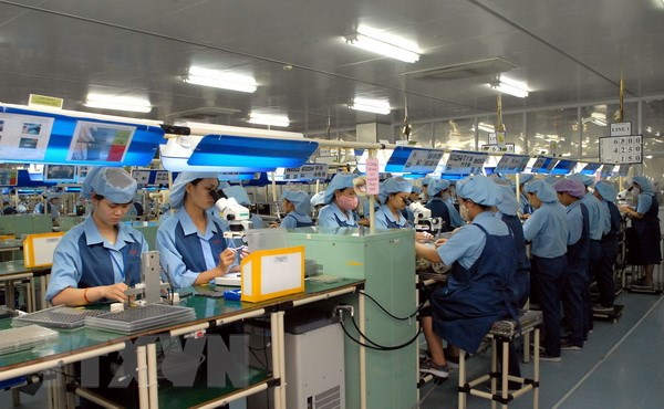 Công nhân sản xuất linh kiện điện tử tại Nhà máy Canon vốn đầu tư của Nhật Bản tại Khu Công nghiệp Phố Nối A. (Ảnh: Phạm Kiên/TTXVN)