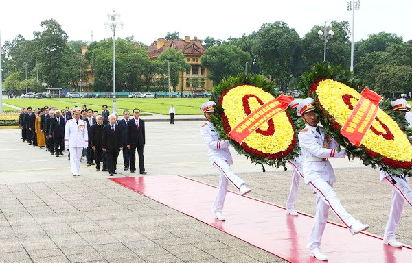  Đoàn đại biểu Đảng, Nhà nước đặt vòng hoa và vào Lăng viếng Chủ tịch Hồ Chí Minh. (Ảnh: Dương Giang/TTXVN)