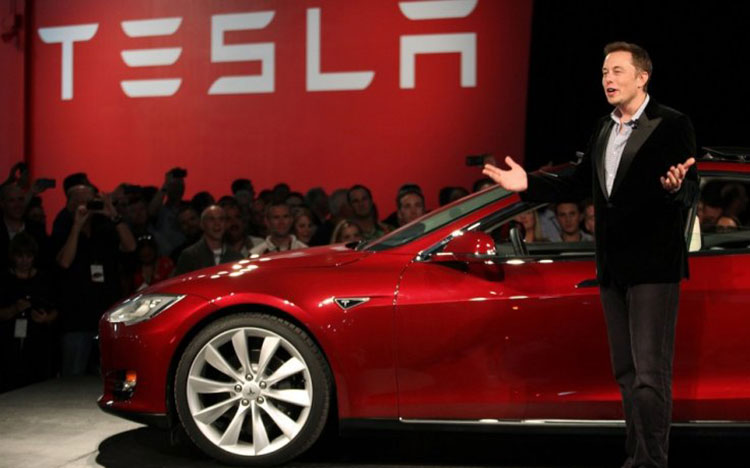  Tesla vẫn chưa mang về lợi nhuận cho nhà đầu tư. Hồi đầu tháng 8, tỷ phú Elon Musk còn dự định tư nhân hóa hãng xe này, nhưng cuối cùng ông quyết định vẫn giữ Tesla là công ty đại chúng. Nguồn: Reuters