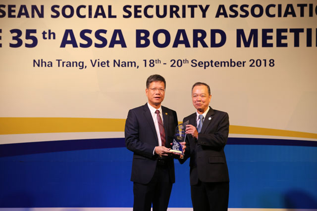 Phó Tổng Giám đốc Trần Đình Liệu thay mặt BHXH Việt Nam nhận giải thưởng về công nghệ thông tin tại ASSA 35