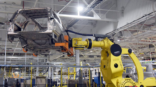 Robot lắp rắp ô tô tại một nhà máy. Ảnh: Autoblog.