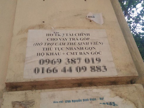 Không khó để bắt gặp những tờ rơi, quảng cáo cho vay tiền được dán trên các cột điện, bờ tường tại các ngõ ngách trên phố Hà Nội