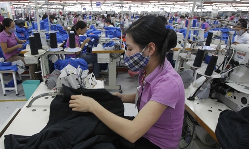  Công nhân trong một nhà máy may ở ngoại thành Hà Nội. Ảnh: Reuters
