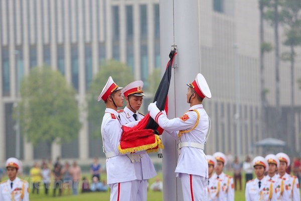 Cờ rủ tại quảng trường Ba Đình (Hà Nội) được kéo lên trong hai ngày Quốc tang Nguyên Tổng bí thư Đỗ Mười. (Ảnh: Minh Sơn/Vietnam+)