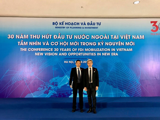 Ông Renato T.Salud, Phó Chủ tịch cấp cao JG Summit Holdings và ông Laurent Levan, Chủ tịch và Tổng giám đốc URC Việt Nam tại Hội nghị tổng kết 30 năm thu hút đầu tư nước ngoài tại Việt Nam 