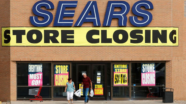 Một cửa hàng của Sears với băng-rôn thông báo đóng cửa. Ảnh: CNN