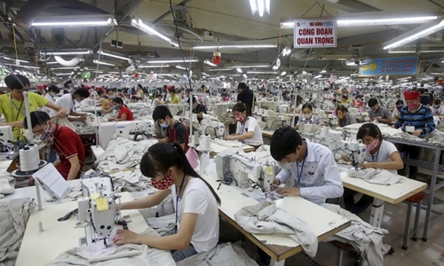  Công nhân trong một nhà máy may tại Việt Nam. Ảnh: Reuters