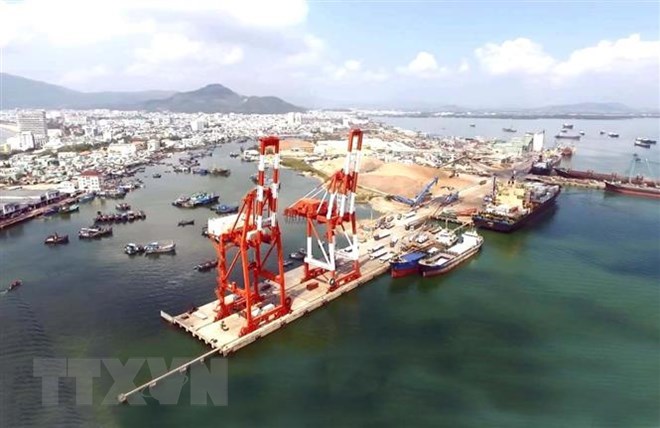 Cầu cảng bốc xếp container của cảng Quy Nhơn. (Ảnh minh họa: Nguyên Linh/TTXVN)