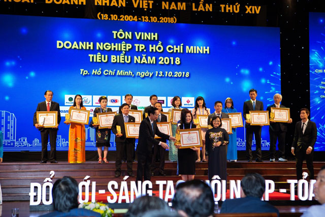 Bà Lê Thị Kim Chi, Group CEO, thay mặt Apollo English nhận giải thưởng doanh nghiệp tiêu biểu TP. HCM năm 2018