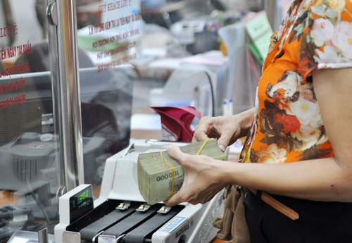  Giao dịch tiền mặt tại ngân hàng thương mại ở Hà Nội. Ảnh: Anh Quân.