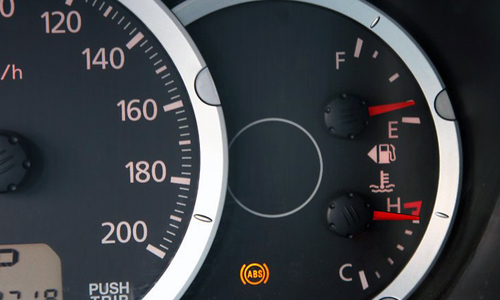  Đồng hồ nhỏ báo C (Cool)/mát và H (Hot)/nóng cần được người lái chú ý quan sát trong quá trình lái xe