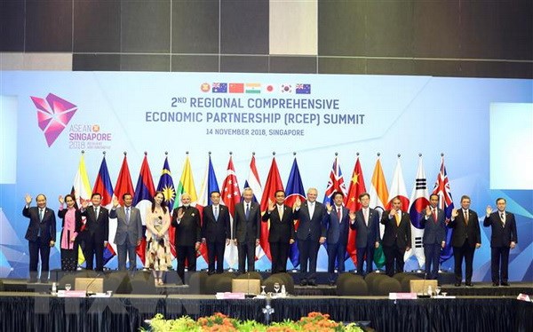 Thủ tướng Nguyễn Xuân Phúc (ngoài cùng, bên trái) cùng các Trưởng đoàn ASEAN và 6 đối tác chụp ảnh chung. (Ảnh: Thống Nhất/TTXVN)