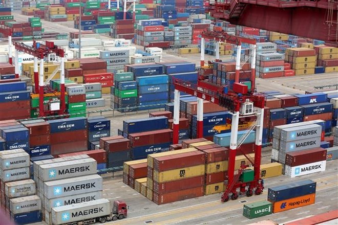 Hàng hóa được xếp tại cảng ở Thanh Đảo, tỉnh Sơn Đông, Trung Quốc ngày 30/4/2018. (Ảnh: EPA-EFE/TTXVN)