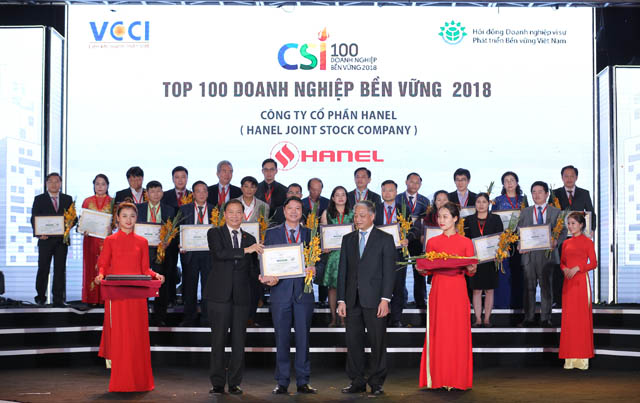 Ông Nguyễn Đình Vinh, Tổng Giám đốc Công ty cổ phần Hanel nhận giải thưởng doanh nghiệp phát triển bền vững 2018