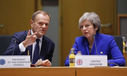  Thủ tướng Anh Theresa May (phải) và Chủ tịch Hội đồng châu Âu Donald Tusk tại cuộc họp ở Bỉ ngày 25/11. Ảnh: AFP
