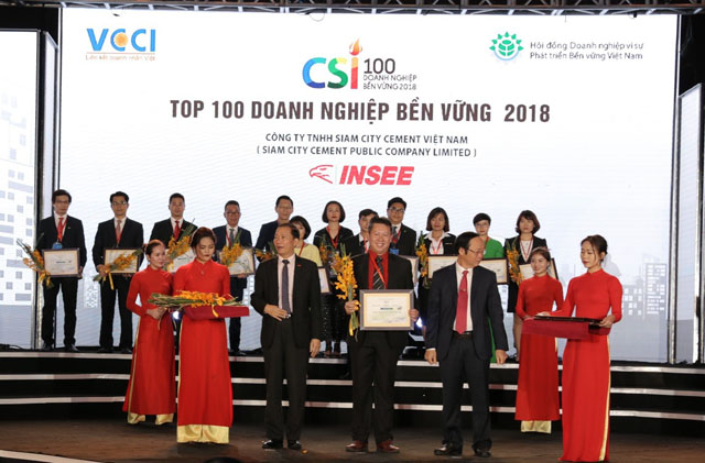 Ông Nguyễn Công Minh Bảo, Giám đốc Phát triển Bền vững INSEE Việt Nam vinh dự nhận giải thưởng từ Ban tổ chức