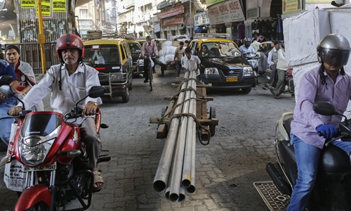 Người dân trên một con phố ở Mumbai (Ấn Độ). Ảnh: Reuters