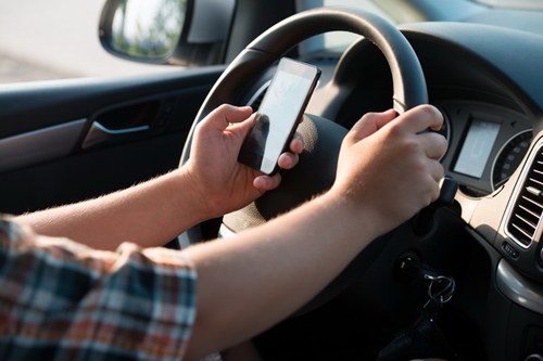 Sử dụng điện thoại khi lái xe gia tăng nguy cơ gây tai nạn. Ảnh: Minh Hy