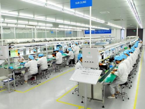 Dây chuyền sản xuất các linh kiện, thiết bị điện tử tại Công ty TNHH Bluecom Vina (100% vốn đầu tư của Hàn Quốc), tại Khu công nghiệp Tràng Duệ (Hải Phòng). Ảnh: Danh Lam/TTXVN