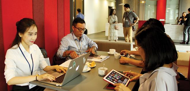 Co-working space là mô hình lai ghép giữa Shared Office (văn phòng chia sẻ) và Working Cafe (quán cà phê làm việc