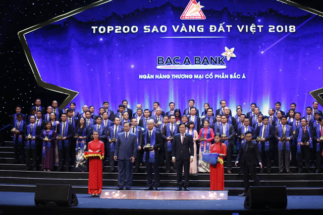 Ông Chu Nguyên Bình, Phó Tổng Giám đốc, đại diện cho BAC A BANK lên nhận Giải thưởng Sao Vàng đất Việt 2018