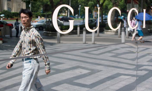 Một người đàn ông đi qua cửa hàng Gucci tại Thượng Hải, Trung Quốc. Ảnh: CNN