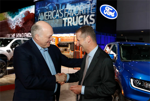  Jim Hacket, Chủ tịch kiêm Giám đốc điều hành của Ford (bên trái) bắt tay Giám đốc điều hành của Volkswagen, Herbert Diess, tại triển lãm ôtô Detroit hôm 14/1. Ảnh: AP