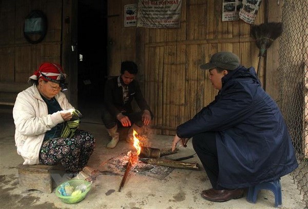 Người dân thị trấn Sa Pa đốt lửa sưởi ấm những ngày giá rét. (Ảnh: Quốc Khánh/TTXVN)