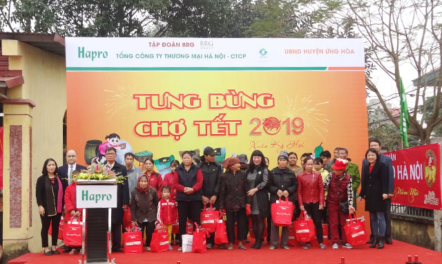 Hàng chục suất quà Tết đã được Harpo trao tặng đến các hộ gia đình chính sách của xã Đồng Tân, huyện Ứng Hòa, Hà Nội
