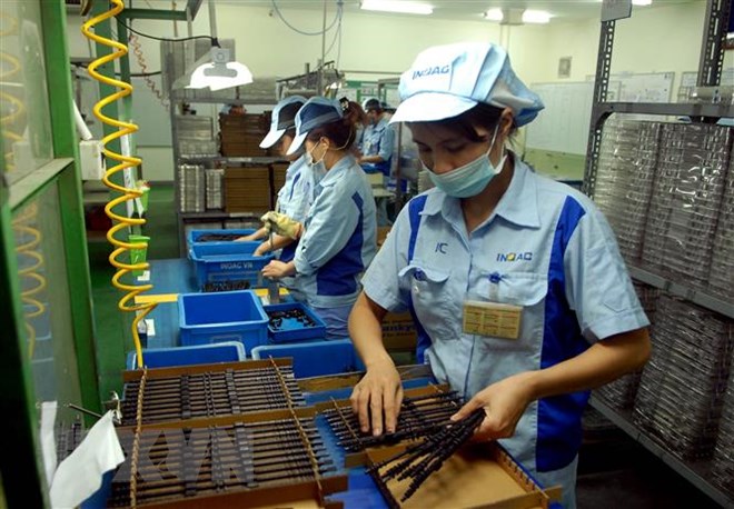 Dây chuyền sản xuất linh kiện cho các sản phẩm điện tử tại Công ty TNHH INOAC Viet Nam (vốn đầu tư của Nhật Bản), tại Khu công nghiệp Quang Minh (Hà Nội). (Ảnh: Danh Lam/TTXKN)
