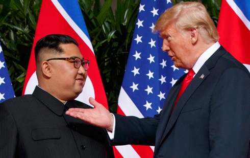 Tổng thống Mỹ Donald Trump (phải) và Nhà lãnh đạo Triều Tiên Kim Jong Un. Ảnh: AP
