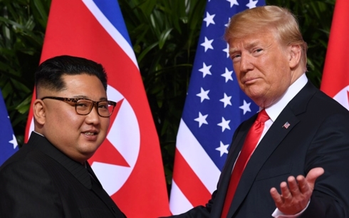 Nhà lãnh đạo Triều Tiên Kim Jong-un và Tổng thống Mỹ Donald Trump trong cuộc gặp Thượng đỉnh đầu tiên tại Singapore năm 2018. Ảnh: AFP
