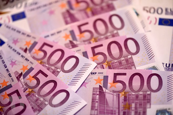 Đồng tiền mệnh giá 500 euro. (Ảnh: AFP/TTXVN)