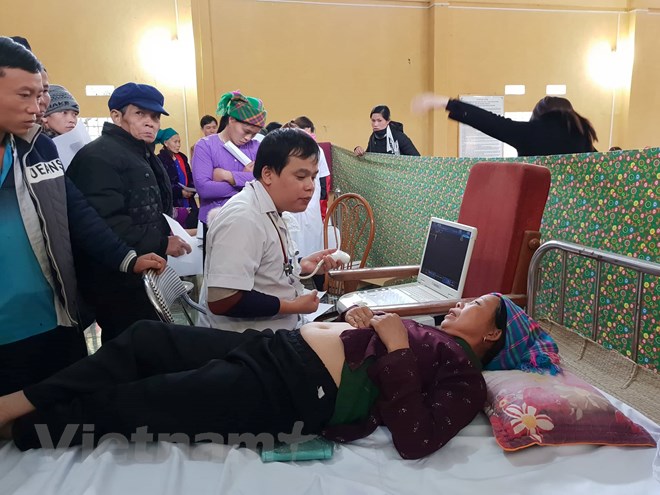 Bác sỹ khám chữa bệnh cho người dân vùng cao tại huyện Bảo Lạc, Cao Bằng. (Ảnh: T.G/Vietnam+)