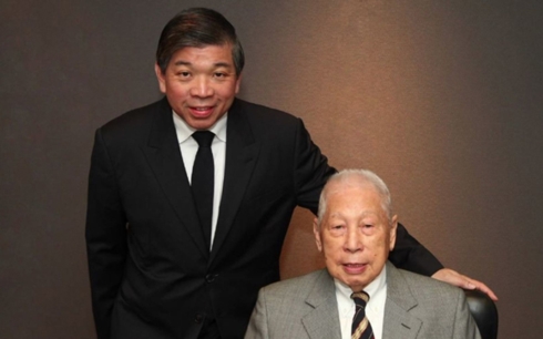 Dù đã trao lại quyền lực kiểm soát tập đoàn PIL cho con trai là Teo Siong Seng (người đứng bên trái), nhưng tỷ phú Chang Yun Chung vẫn miệt mài cống hiến cho công ty. (Ảnh: CNBC)