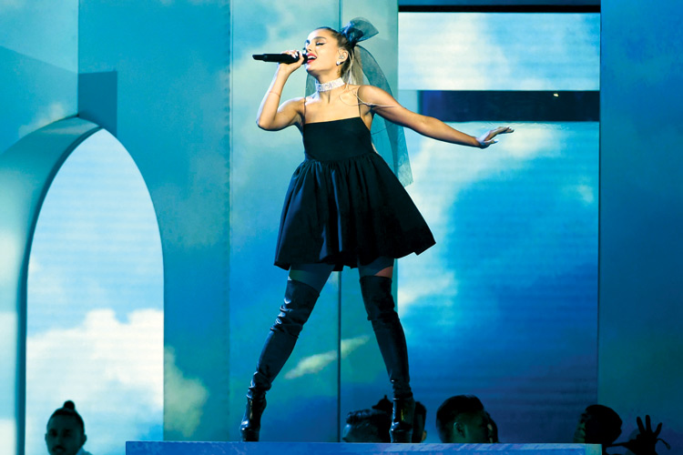  Ngôi sao Ariana Grande trong một tour lưu diễn