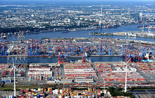  Một cảng bốc dỡ hàng hóa tại Hamburg (Đức). Ảnh: Reuters