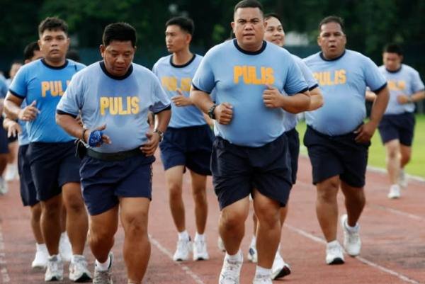  Cảnh sát Philippines tham gia luyện tập chạy bộ để giảm cân. Ảnh: Reuters
