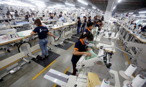  Công nhân làm việc tại một nhà máy dệt may. Ảnh: Reuters