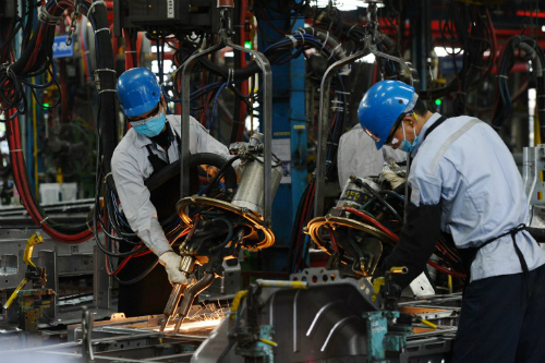  Công nhân trong một nhà máy sản xuất ôtô tại Việt Nam. Ảnh: AFP