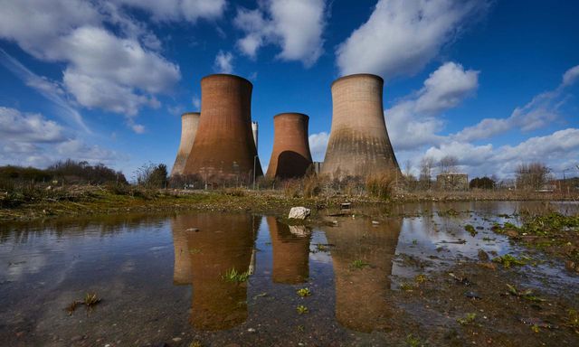   Nhà máy điện Rugeley ở Staffordshire đang bị phá dỡ theo từng giai đoạn cho đến năm 2021.