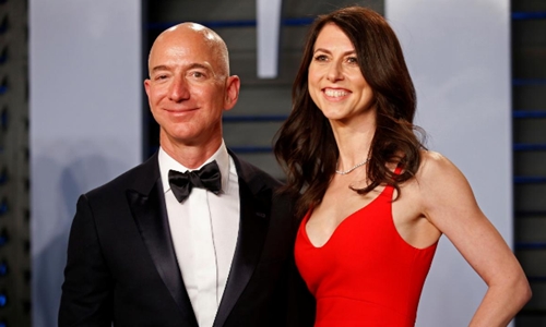  Vợ chồng Jeff và MacKenzie Bezos. Ảnh: Reuters