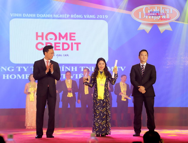 Đại diện Home Credit Việt Nam nhận giải thưởng từ Ban tổ chức