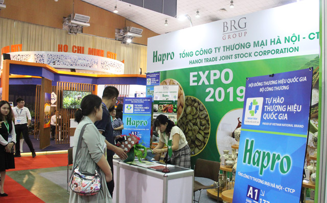 Khách hàng thăm quan gian hàng của Hapro tại Vietnam Expo 2019