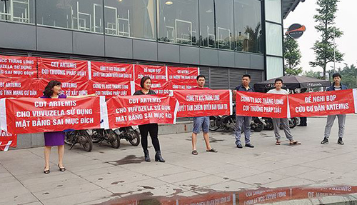  Cư dân một Dự án tại Hà Nội căng băng rôn phản đối chủ đầu tư. Ảnh: Cư dân cung cấp