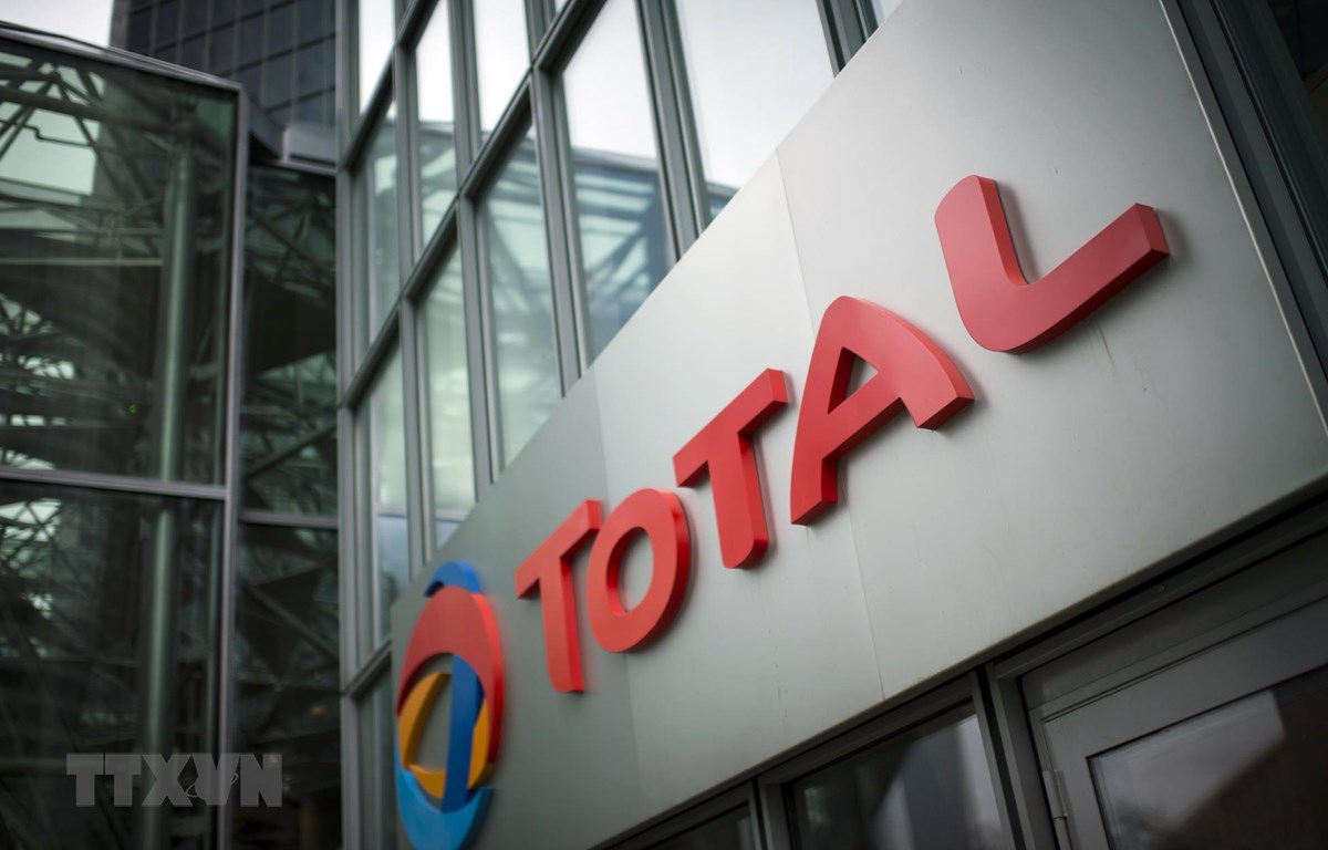 Biểu tượng Total tại trụ sở ở La Defense, gần Paris, Pháp. (Ảnh: AFP/ TTXVN)